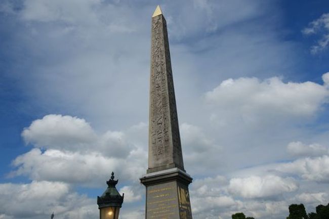 マリーアントワネットが斬首された場所に建ててあるオベリスク。