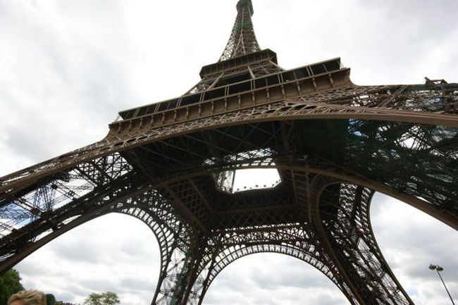 やってきました。エッフェル塔！　もちろん上りたかったけど、ものすごい行列で、果たして何時間後に上れるやら.....諦めました。