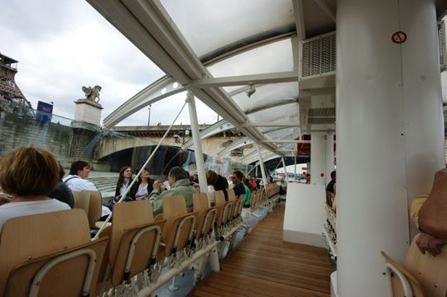 エッフェル塔の近くからセーヌ川クルーズしました。これもオープンツアーの2日間共通チケットに含まれているのでお得！（ここでこちらに向かって逃げてくる黒人を警官2人がかりで捕まえる....という捕り物劇を見てしまった。というか目の前で。今考えると怖い話）