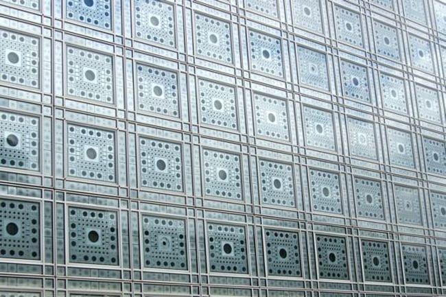 シテ島の先で降りて『アラブ世界研究所』のビルの屋上へ。ここはタダで入れる上に、眺めが良いで評判の場所らしい。観光スポットじゃないのに、結構人がいた。