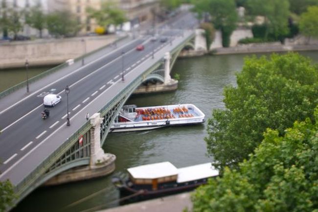 シュリー橋。<br /><br />その後、 セーヌ川を越えて北上し、マレ地区へ。