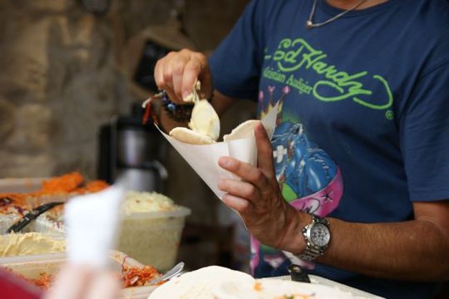 名物のファラフェル（ひよこ豆のコロッケ）のピタ。味はまあまあ....とにかく量がすごかった。