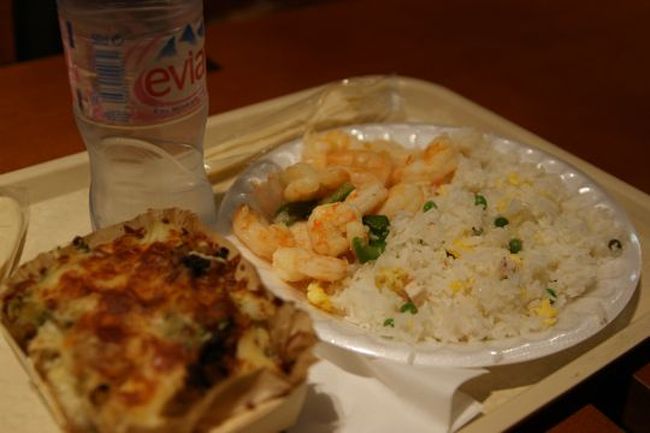 ルーブル美術館の外れのフードコートでチャーハンとブロッコリーのタルト。タルトがまずかった〜〜。<br /><br />あ〜　今日は疲れすぎて死ぬかと思った。 