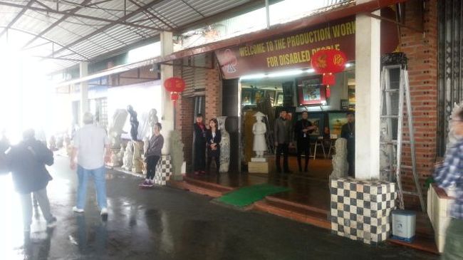 ８時ころにホテルにバスでお出迎え。<br /><br />３０人くらいの割と大きなバスで。日本人は私のほかにもう一人。<br />他は、アメリカや韓国、シンガポール、などなどでした。<br /><br />１時間ほど走ると休憩兼営業のため、お土産屋さんへ到着。<br /><br />他のツアー会社の参加者も集結しており、大量の人数。