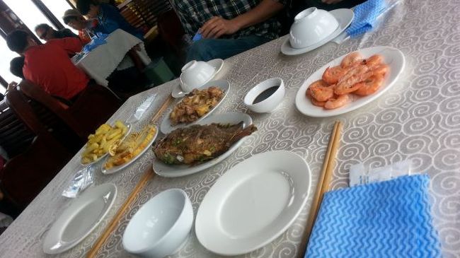 到着するとちょうどお昼くらい。<br /><br />お腹がすいていたので食事には期待していたけど、安ツアーなので、かなりしょぼい食事…。<br /><br />何かビスケットとかを持っていってもよいと思う。<br />途中のお土産屋さんで買っていくとか。