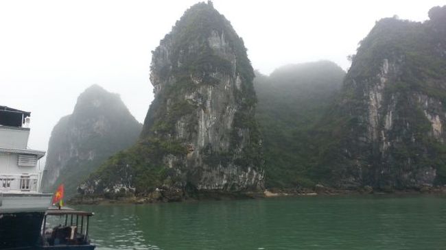 曇りがかったハロン湾。<br /><br />雨は幸い降らなかったけど、太陽光は出ません。<br />