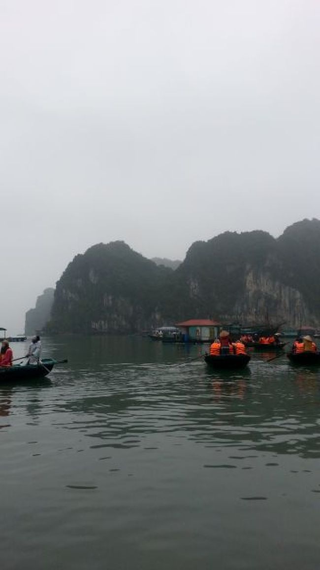 小型ボートから。