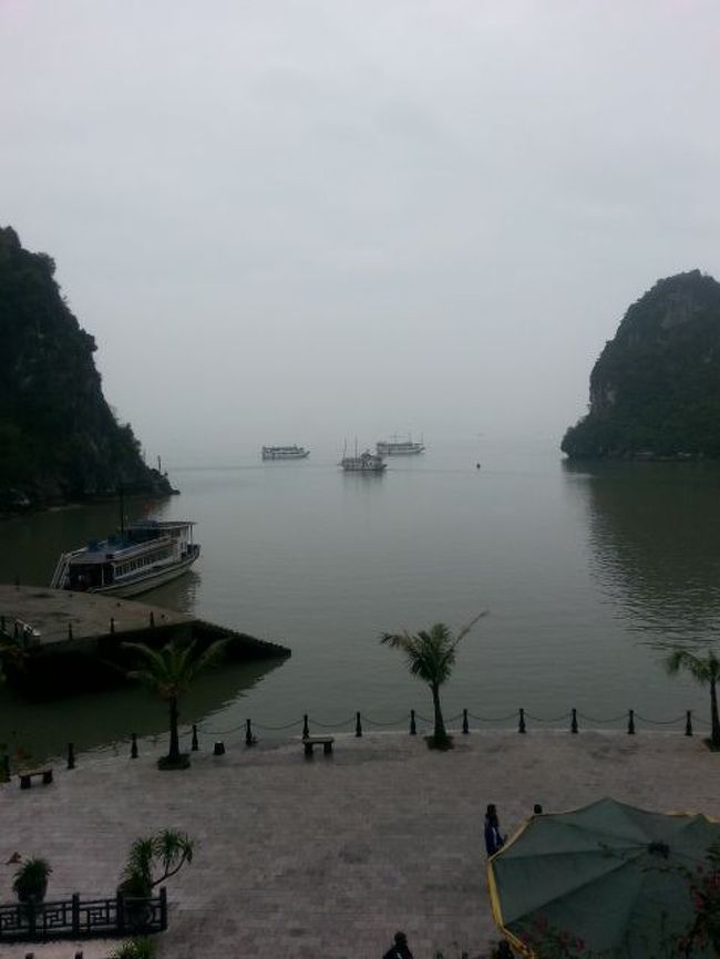 またしばらく船に乗り、鍾乳洞がある島へ到着。