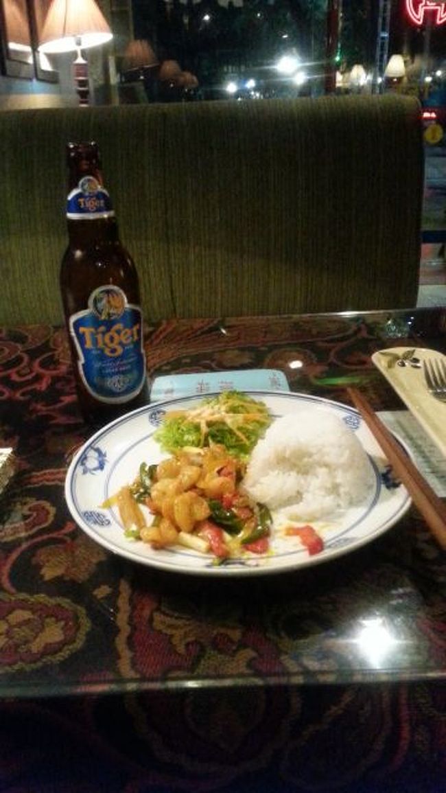 帰りは、ハイエースみたいなワゴンに席を詰めて座って４時間でハノイへ。<br />ほんと疲れた。<br /><br />体力や根気に自信がない人は、シンカフェツアーはお薦め出来ないです。<br /><br />自分も知っていれば、こんなバスには乗りたくなかった…。<br /><br />帰ってきて、「GECKO」という現地で数店見かけましたが、チェーンの外国人向けのレストランにて。