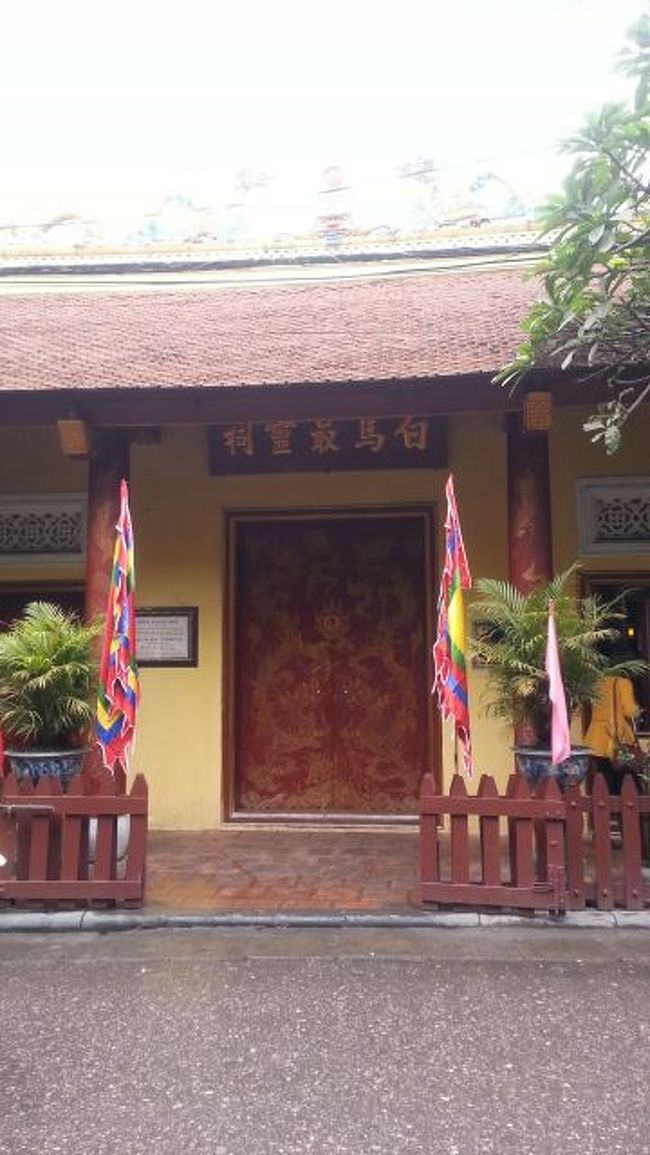 ドンスアン市場から旧市街を南に歩いて途中にある廟。なんだっけ?