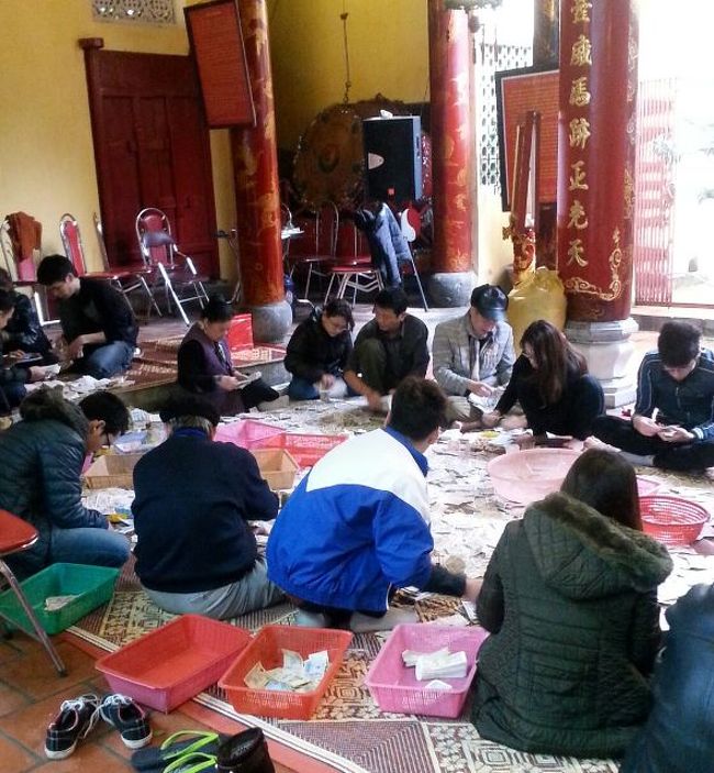 中に入るとお賽銭を地元の方々がみんなで数えてました。