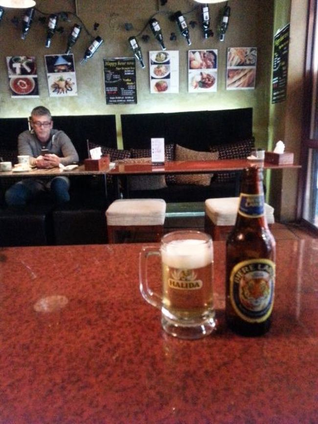 別のGECKOでビールを。ビールは１本１００円くらい。<br /><br />最終日なので、昼から飲む。