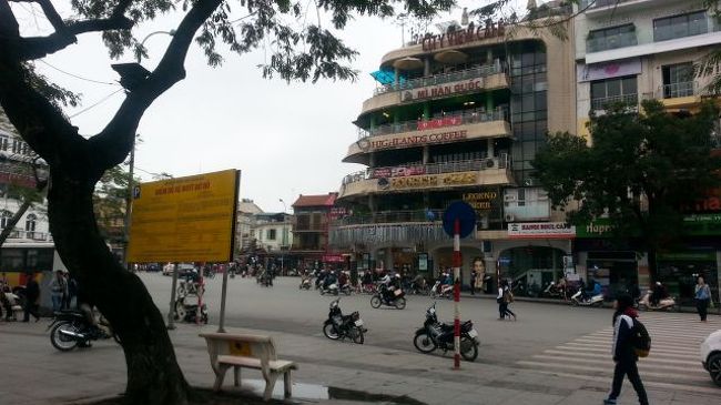 ホアンキエム湖へ再び戻ってきた。