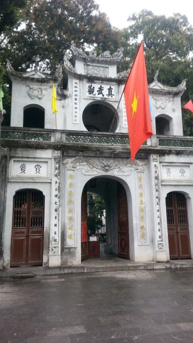 タイ湖そばの寺院。
