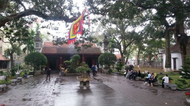 タイ湖そばの寺院。