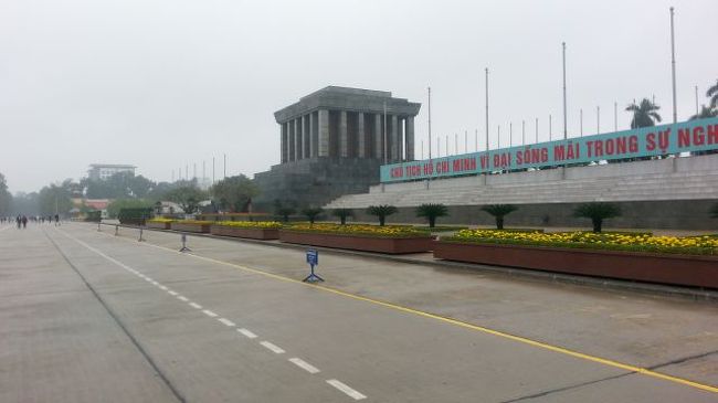 再びホーチミン廟へ。<br /><br />このあと、移動する際にタクシーでぼられる。メーター通りに請求されて、なんか違和感を感じながら払い終えて、降りた後に、１０倍くらい払っていたことに気づく。大した距離乗ってないのに・・・。<br />メーター見ずにガイドブックやらに目を落としていたので、どうやらメーターがものすごい速度で上がっていくタクシーがあるらしい。あっちから乗らないかとクラクションを鳴らしてきたタクシーだったので。払う時に気がつかず、両替したばかりの金を結構払ってしまった。悔しい!その後、しばらくへこむ。