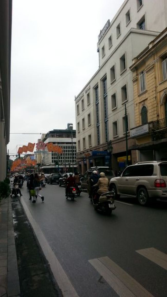 気を取り直して、ホアンキエム湖の南側エリアへ移動。<br /><br />オペラハウス周辺は、グッチやヴィトンなどの高級ブランドも店を連ねているきれいなエリアです。