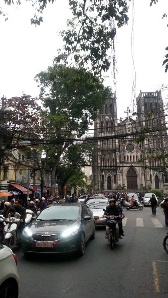 また、旧市街へ戻り、教会の前を通過。<br /><br />で、近くにあるR&amp;Mフットマッサージに再び行って疲れをとったのでした。