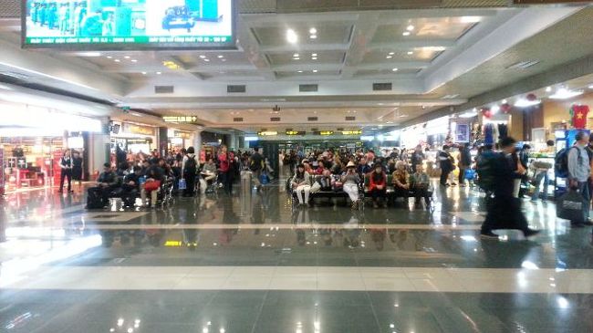 夜は、ホテルに頼んだタクシーで空港へ移動。片道１８ドル。<br /><br />出発は日付が変わった0時過ぎ。<br /><br />アシアナ航空の韓国行きと日本行きの便が同時間帯に集中しており、ロビーは大混雑。<br /><br />よく寝られない内に、中部空港に到着し、眠い目をこすりながら東京へ新幹線へ帰ったのでした。<br /><br />ハノイだけなら、２日もあれば十分かなー。<br />東南アジアはもう少し暑いときにいってこそ、東南アジアだと再確認した旅でしたー!<br /><br />