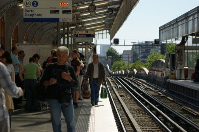 ちょっと遠回りして、メトロに乗って東駅まで.....（映画と違って）ずいぶん近代的になっちゃってるけど、まずはフォトブースを発見して大喜び（人が入っていて写真撮れず！）。