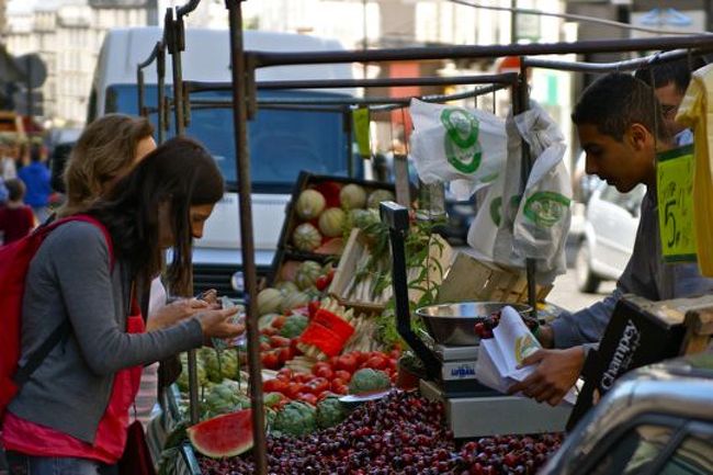 いよいよアメリの務めているカフェ『カフェ・ドゥ・ムーラン』の通りにやってきました。.....なんかごちゃごちゃしてる......青果屋や総菜屋だらけ。