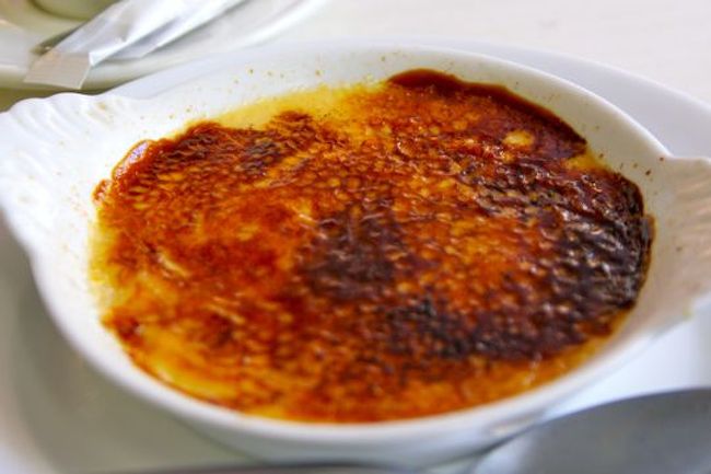 とーぜんクレーム・ブリュレを食べました。美味しかったです。.....取り立ててかおいしいって訳でもないのでした。