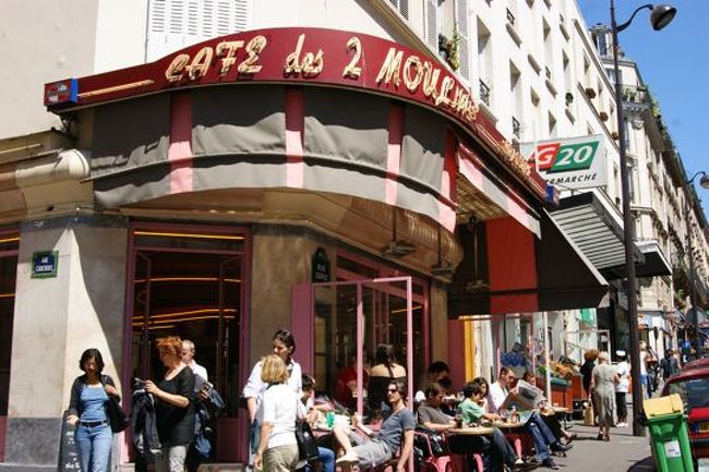 一回通り過ぎてしまったくらい普通なカフェ、カフェ・ドゥ・ムーランに到着！　やっぱり結構人がいた。今更アメリも無いだろう.....って思っていたのにいつも混んでいるらしい。