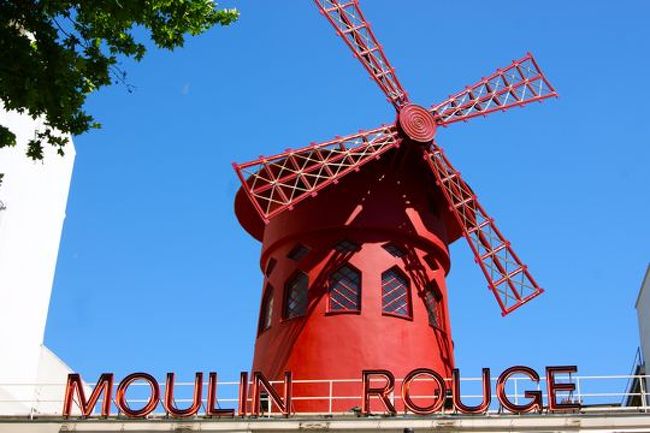 そのまま下って、『ムーラン・ルージュ』を（外から）見て、昨日のオープンツアーのバスを何台も乗り継ぎバスの2階からパリを眺めまくって、今日は終わり。一昨日から生き急ぎすぎてもーくたくたなのでした。 