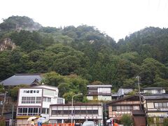 渋滞を避けるため、常磐道回りで、東北道白石ICで高速を下り、蔵王越え。
蔵王のお釜を観てこうかと思いましたが、濃霧で視界劣悪だったので、スルーし、山寺へ。
山寺駅近くの駐車場から山寺を望みます。
小雨降ってる。。。