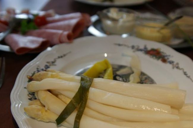 英語すら通じないウェイターに、メニューに書いてあるムニュ（いわゆる定食的なもの）をお願いしたところ、何かしらをまくし立てて、メニューの右斜め上を指す、値段が一緒なので、今日はコレしかないのかな？　と諦めて待っていたら、山盛りのホワイトアスパラガスとハムの盛り合わせのみがやってきた。30数年生きてきて、今まで食べてきた量を遙かに上回る程のホワイトアスパラ.....もちろん美味しかったけど、半分も食べずに飽きてきた。最初は無愛想だったウェイターも「セボン？」なんて聞いてきて、にこやかに接してくれている中で、ほとんどを残すなんて悪すぎるよ.....。オレだけは完食しました。