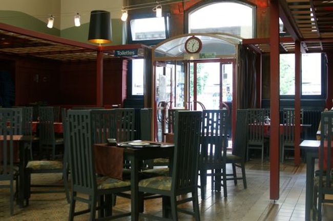 祝日の今日、コルマールの旧市街まで行ってどこもやってなかったら心配なので、駅のそばのレストランで昼食。