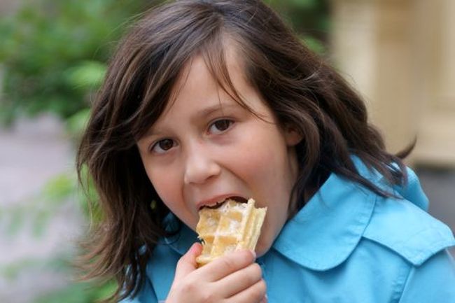 ベンチに座って休んでいたら、地元の兄姉がゴーフレを食べながら隣に座ってきた。「セボン？」と聞いたらニコっとされた。ひとくちくれるかと思ったけどムリか。