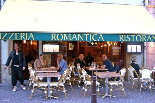 夕飯はホテルのすぐ隣のイタリアンレストランで、ラザニアとサーモンのクリームパスタ。....コレが今まで生きてきた中で一番美味しいラザニアでした。マンマが作ったラザニアって感じ。また量もハンパ無く大盛りで大変でした。でも食べきった。美味しかった〜〜　また食べたい。 