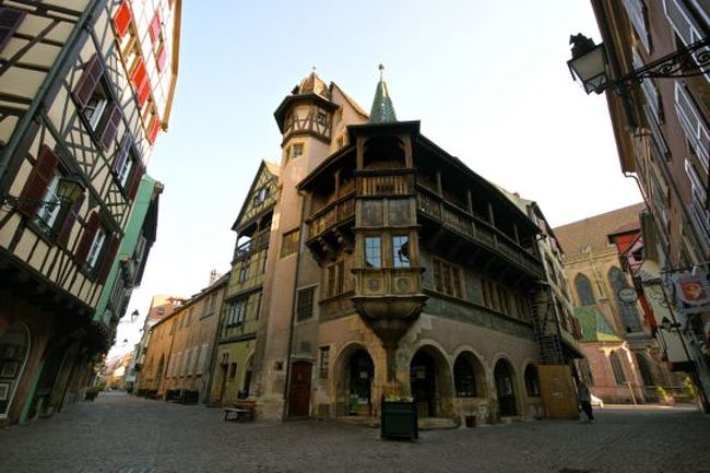 いやもう、このわざとらしいことこの上ないくらいのかわいらしさ....。ディズニーランドのセットですか？　ってくらい。あと、なんかデッサン狂ってる気がするんですけど.....。この木組みの家はアルザス地方特有のものらしい。ちなみにこのコルマールは宮崎駿の『ハウルの動く城』の街のモデルらしい。なんとなくそうだったかな？？