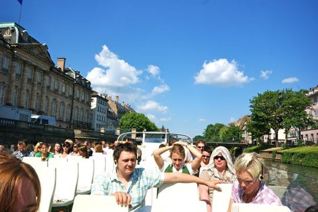 イル川のクルーズ。そんなに面白くなく、そのうえ1時間10分もあって、さらにとても暑くて辛かった〜〜。