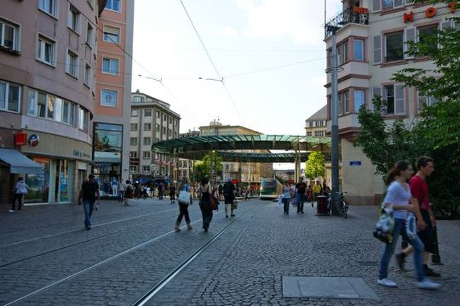 移動はトラムで。結構な頻度でやってくるので便利。