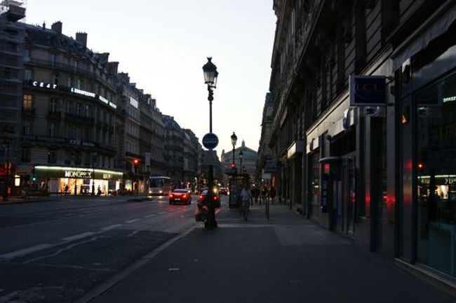 TGVでパリに帰ってきました。夕方っぽいけどすでに9時半近く....。今の時期、パリは10時くらいまで暗くなりません。一日が一杯使えていいけど。 