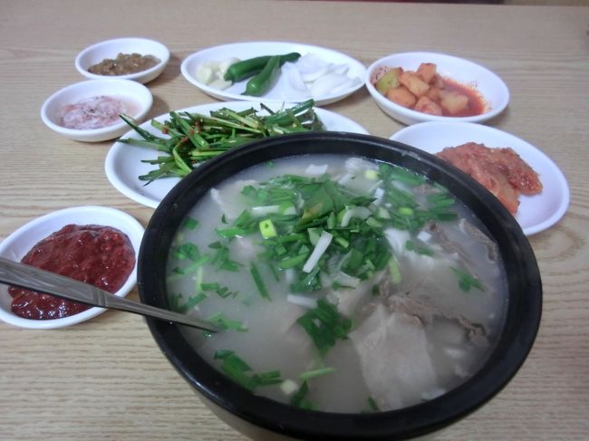 左のコチジャンと奥にある小エビ（塩分）で味を整えます。<br />柔らかく煮込んだ豚がいっぱい入って、ニラが食欲をそそります。美味しいです。