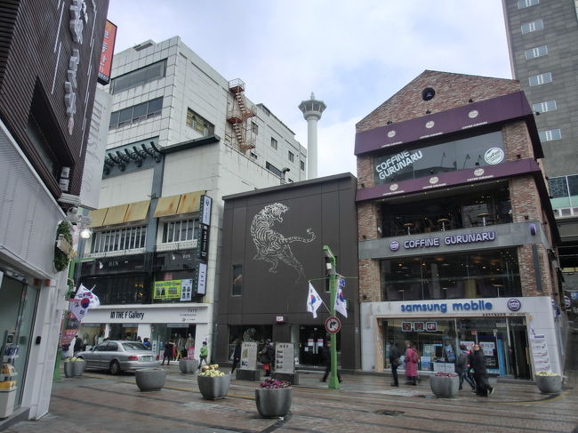 ３月２日（日）<br /><br />無料の朝食はパスして少し早い昼食。<br />南浦洞（ナンポドン）にきました。