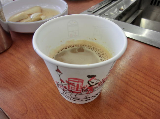 食後は無料のインスタントコーヒー。普段砂糖は入れないのですが、この甘いコーヒー何故か美味しい！！２杯もおかわりをした。