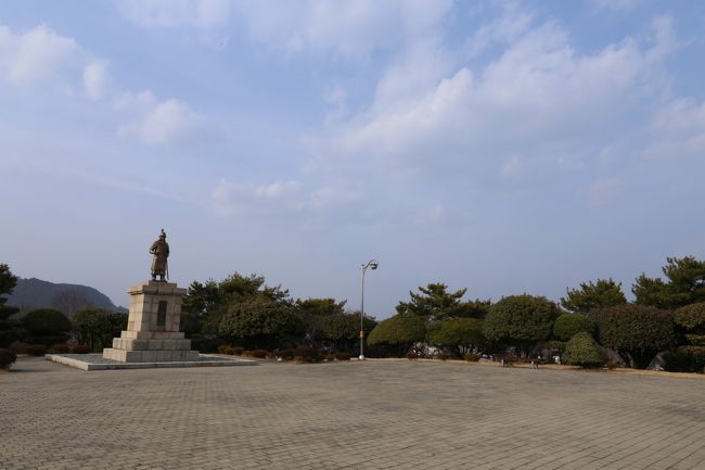 南望山の一番上まできました、この広場には李舜臣（イ・スンシン）将軍の銅像が立ってます。1592年豊臣秀吉による朝鮮侵略　文禄の役（壬辰倭乱）で李舜臣将軍の率いる水軍が海上で破ったのは有名な話ですね！