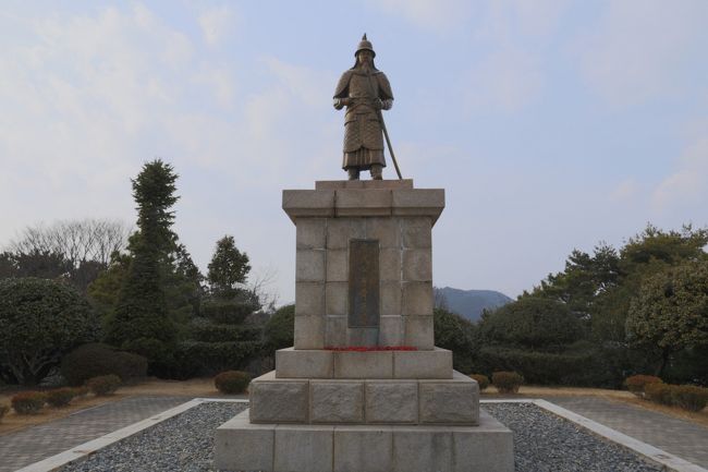李舜臣（イ・スンシン）将軍(1545～1598)の銅像<br />忠武公 李舜臣像と書かれてます。<br />