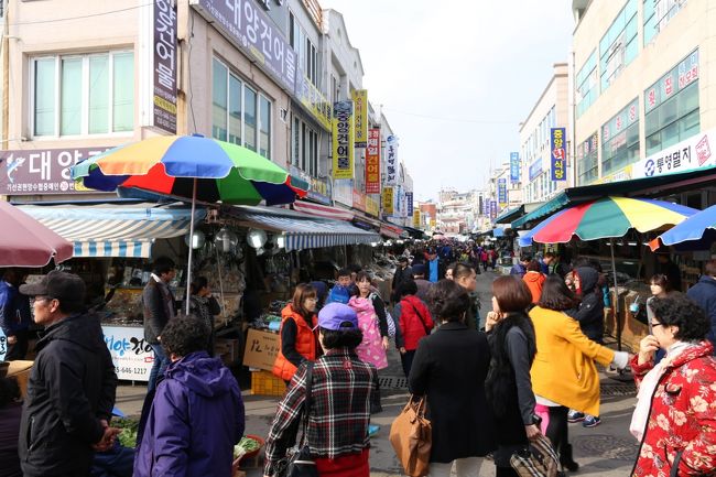港に降りてきました、市場を散策。<br />港の市場だけに新鮮な（生きている）魚介類がメインです。