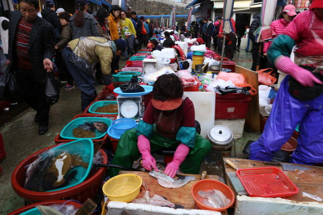 アジュンマの魚をさばくのもなれたもの