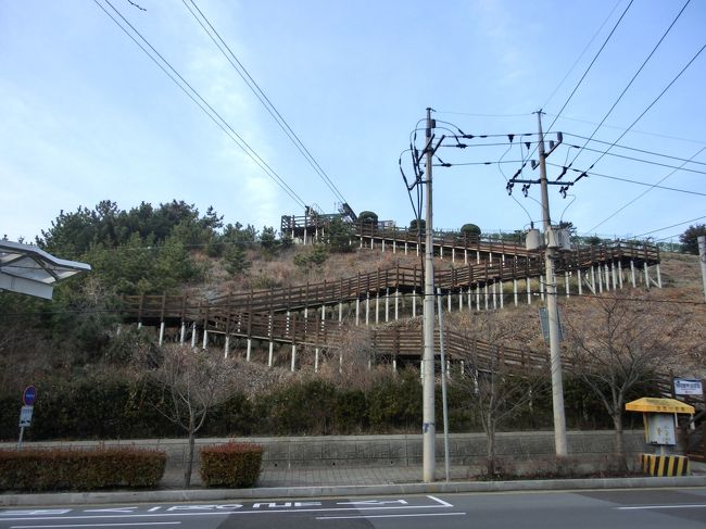 小高い丘の上のロープーウェイがあるようです。