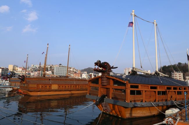 この地で有名な忠武公と称えられる水軍の将 李舜臣（イ・スンシン）<br />この観光船は李舜臣将軍の率いる水軍の亀甲船（コブッソン）を模して作られているのかもしれませんね？<br />