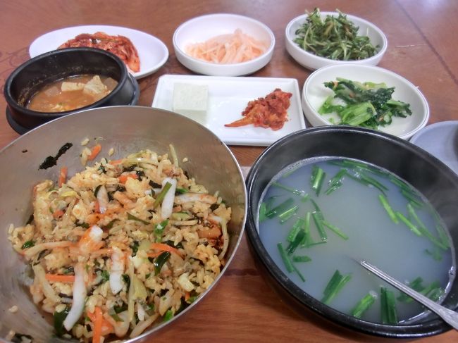 半熟の目玉焼きの入ったお椀にご飯とコチジャンのかかったしじみを投入。よくかき混ぜるとしじみビビンバの出来上がり。濃い味が好みなら深漬のキムチも入れましょう。