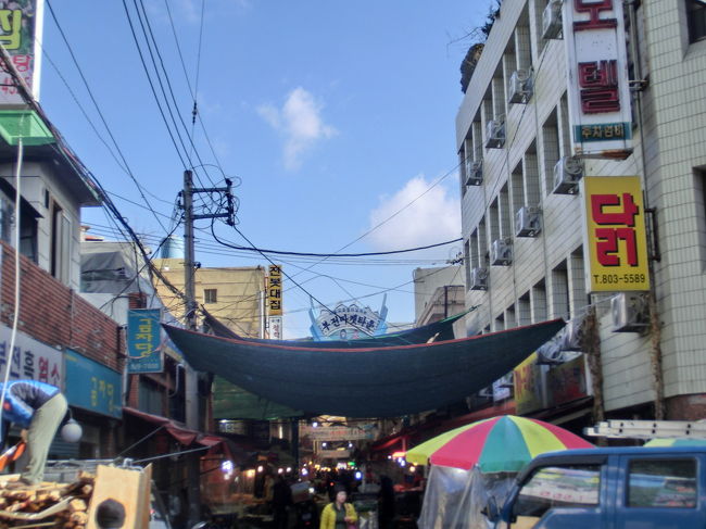 ☆ 釜田市場（プジョンシジャン）<br /><br />お店を出て右にまがると釜田市場があります。