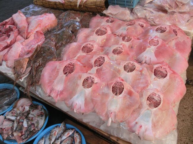 まだエイは食べた事がありません。<br />発酵させてから食べるのでかなり臭いらしく今後も食べる事はないでしょう。