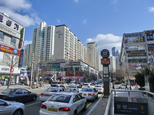 昼食はサムゲタンが食べたくて｢プサンナビ｣に出ていたお店にゆきました。<br />ここは地下鉄２号線の終着駅　チャンサン駅を出た所（４番出口）プサンナビでは１０番出口から行き方の案内がでてますが、４番出口の方がわかり易いと思います。<br /><br />http://www.pusannavi.com/food/4488/